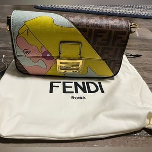 Women’s shoulder bag .